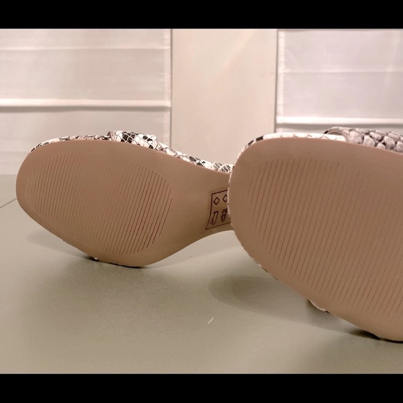 Qupid Snake skin print heel ankle strap buckle side closure shoes NWOB - Picture 6 of 10